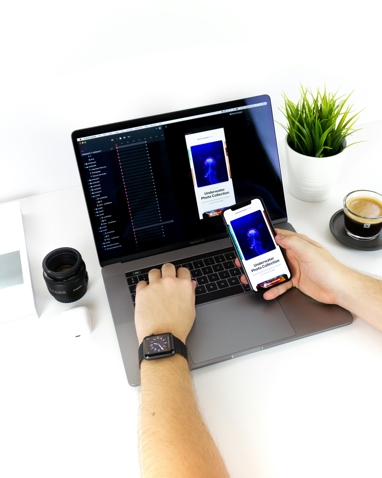 Person entwickelt eine App am Laptop und testet sie auf dem Smartphone